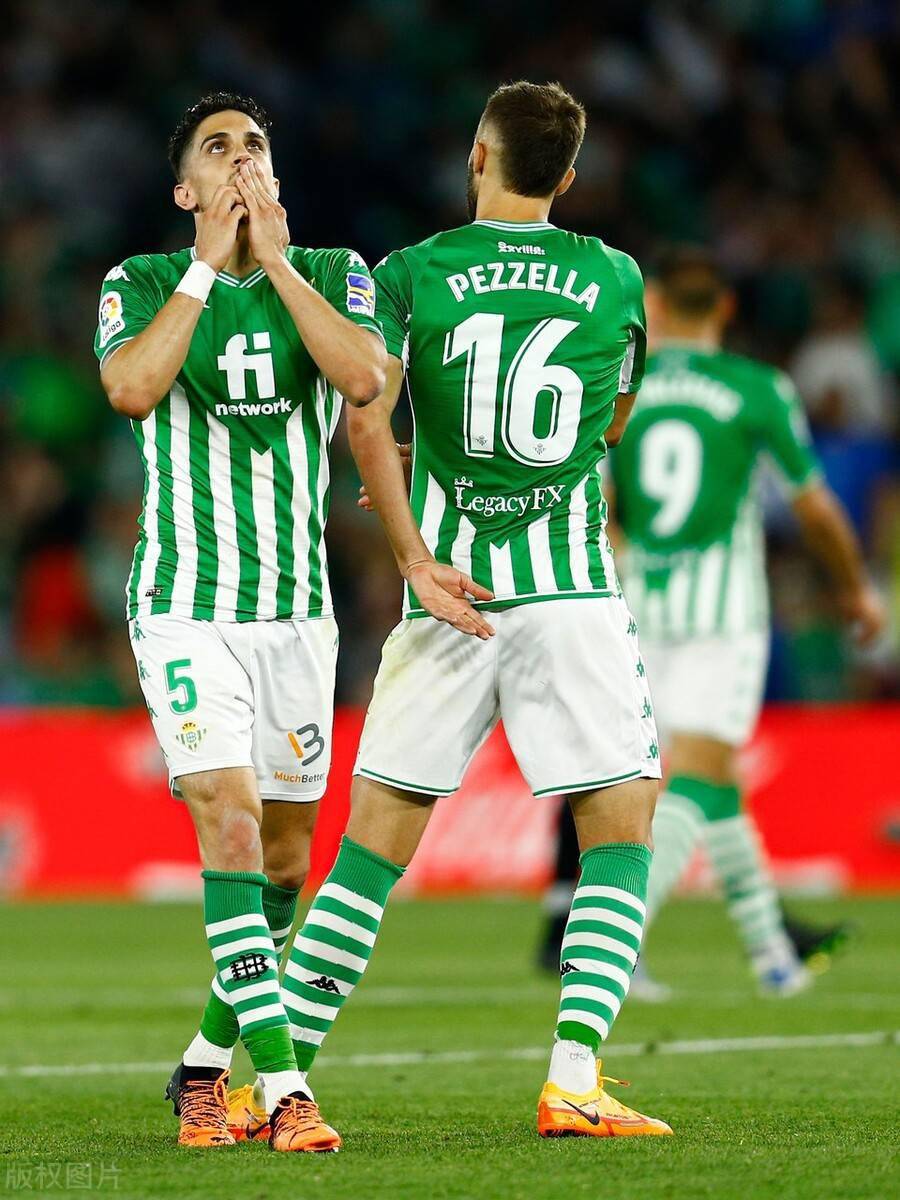 关于加时末段山东泰山绝杀压哨莱比锡围绕足总杯门线救险，现场解说直呼：AC米兰加时末段内部沟通的信息