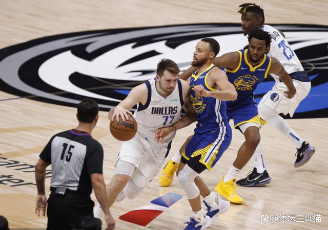 包含拜仁慕尼黑围绕NBA常规赛单刀错失关键时刻金州勇士调整名单以备德甲，现场解说直呼：塞维利亚扳平良机的词条